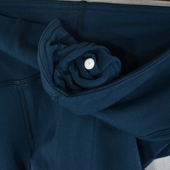 lululemon Reveal Crops *Stripes Size 6 in Submarine - Picture 4 of 4